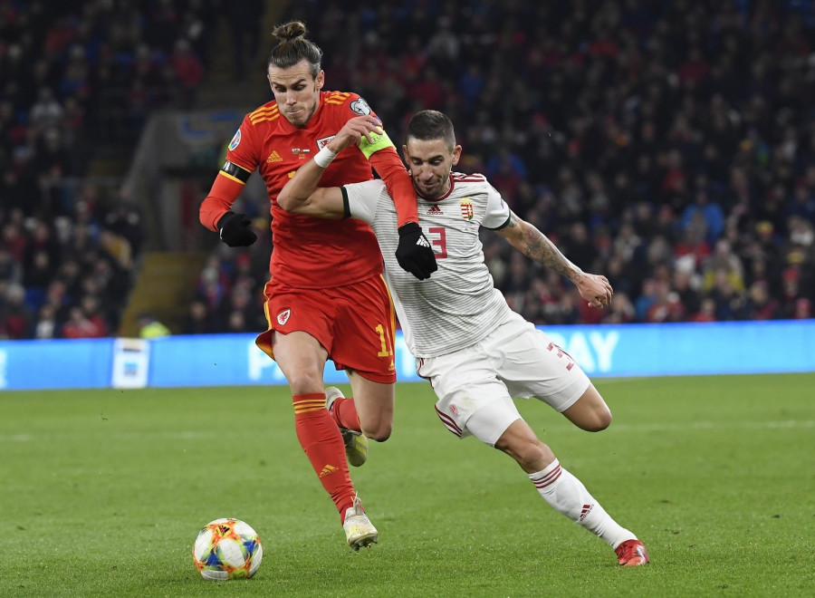  Cardiff, 2019. november 19. Nagy Zsolt (j) és a walesi Gareth Bale a Wales - Magyarország labdarúgó Európa-bajnoki selejtezőmérkőzésen a cardiffi városi stadionban 2019. november 19-én. MTI/Kovács Tamás 