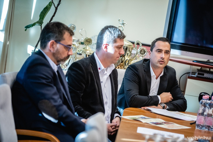 A fotó jobb oldalán Ovádi Péter országgyűlési képviselő