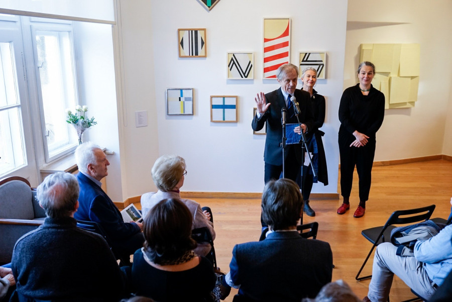 Hegyeshalmi László a kiállításmegnyitón. Mögötte Aknai Katalin és a festőművész, Haász Katalin