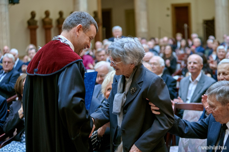 Gelencsér András egyetemi rektor jubileumi oklevelet adott át Nemecz Ernő mellett az egyetemalapító Straub Gyuláné Bodonyi Juditnak is
