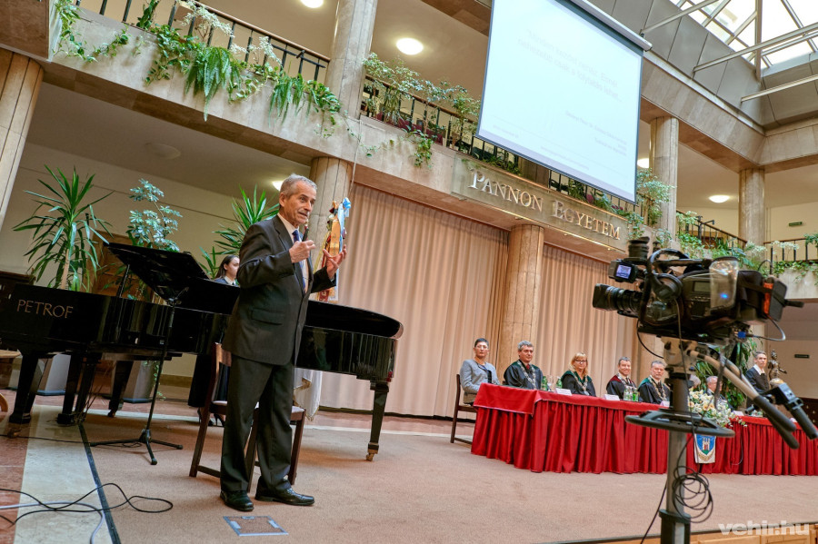 „Szubjektív, hiányos és rendhagyó” áttekintés az egyetem történetéről