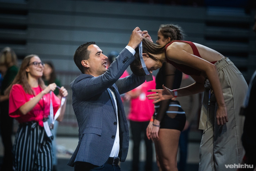 A felnőtt kategória győztesei a fesztivál fővédnökétől, Ovádi Péter országgyűlési képviselőtől vehették át érmüket