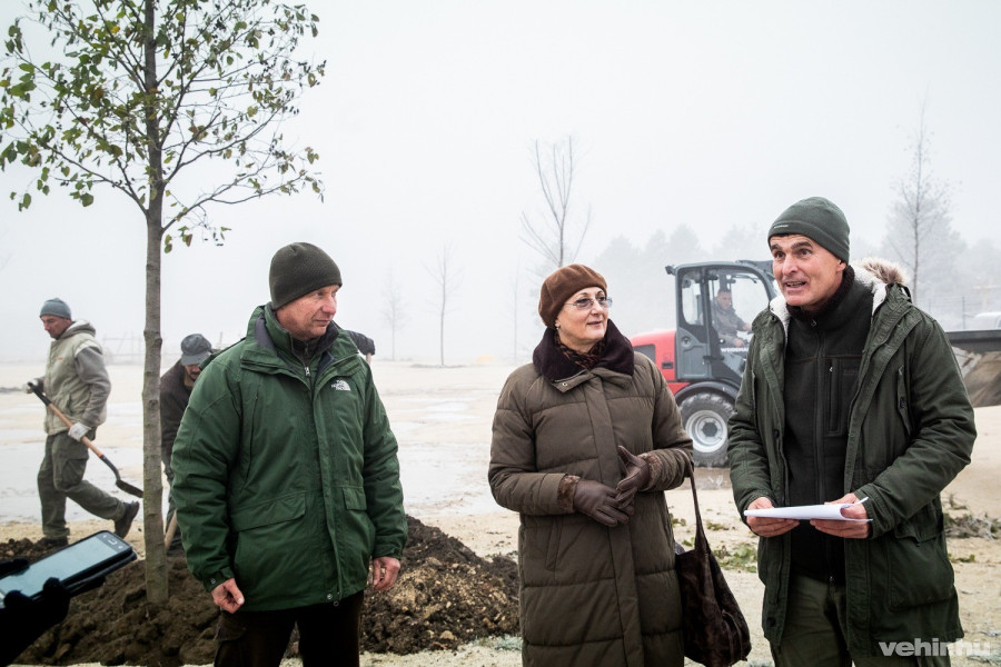 Az alpolgármester bal oldalán Török László, a Veszprémi Állatkert igazgatója