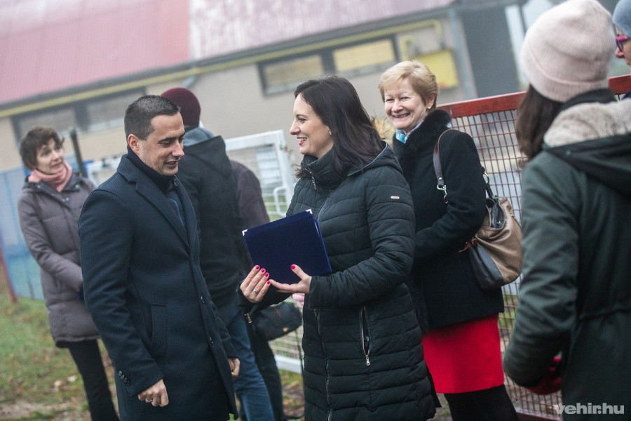A városvezetők a tornaklub köszönetének jeléül emlékplakettet vehettek át