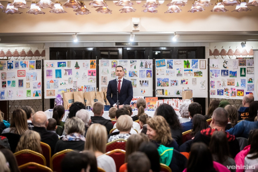 Ovádi Péter köszöntötte az eredményhirdetésre érkezőket