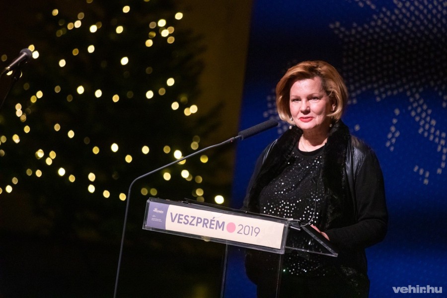 Demel Eszter a Gárdonyi Ifjúsági Kamarazenekar vezetője