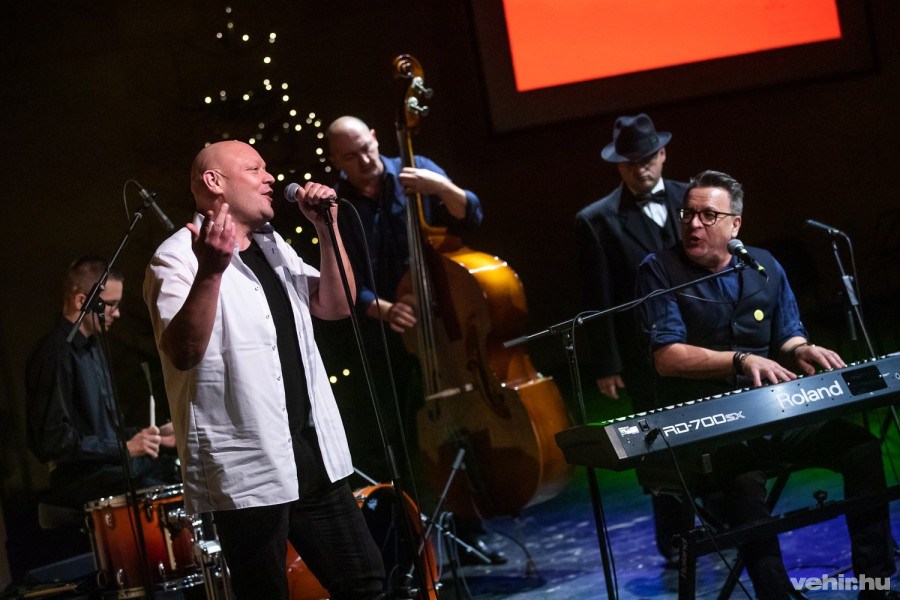 Az ÉSTE formáció a Hangvilla színpadán