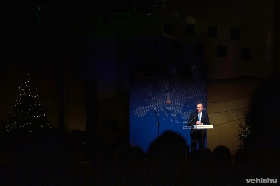 Porga Gyula az évértékelő előadása közben