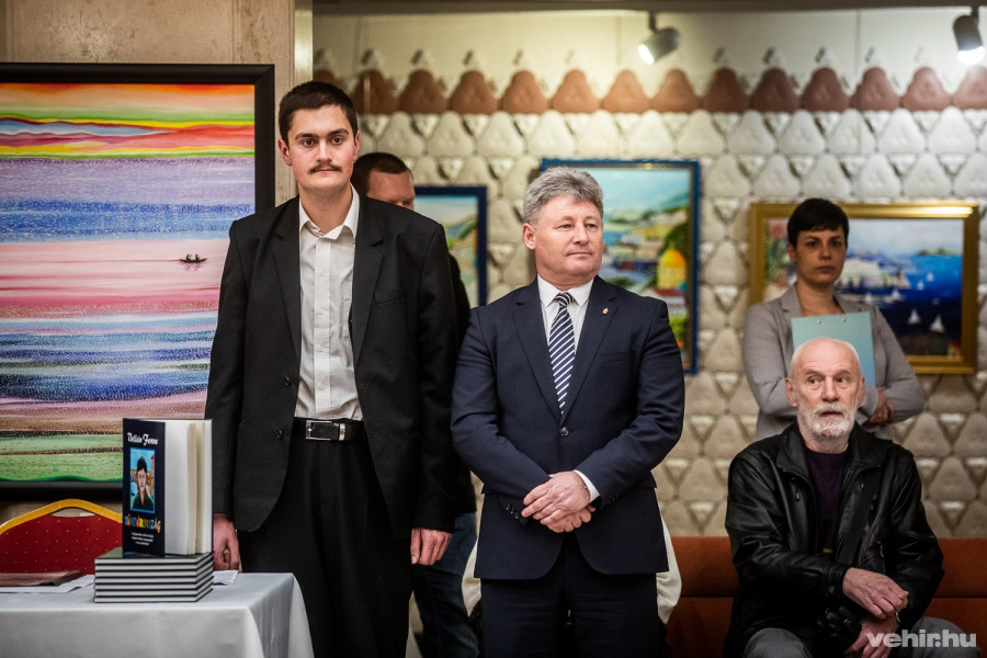 Vollein Ferenc és Fenyvesi Zoltán a január 6-i kiállításmegnyitón a Petőfi Színház aulájában