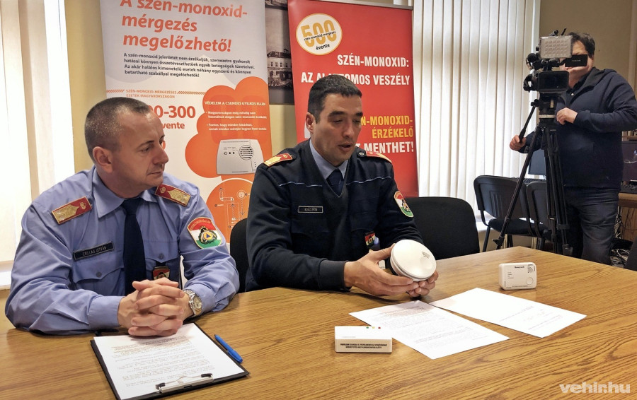 Csillag István (b) mellett Kovács Péter (j) mutatja be a szén-monoxid mérők használatát