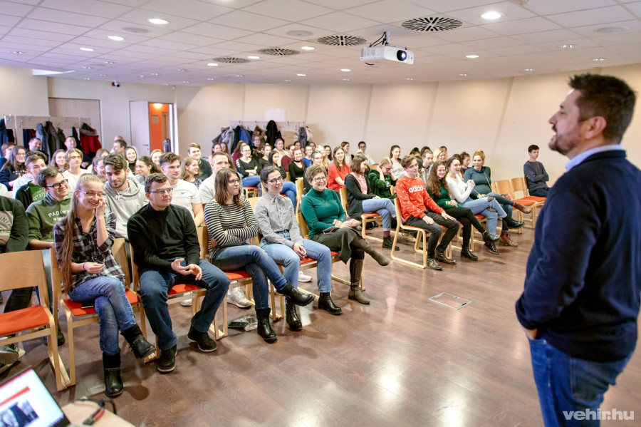 Szalay Ádám előadására megtelt a Hangvilla konferenciaterme