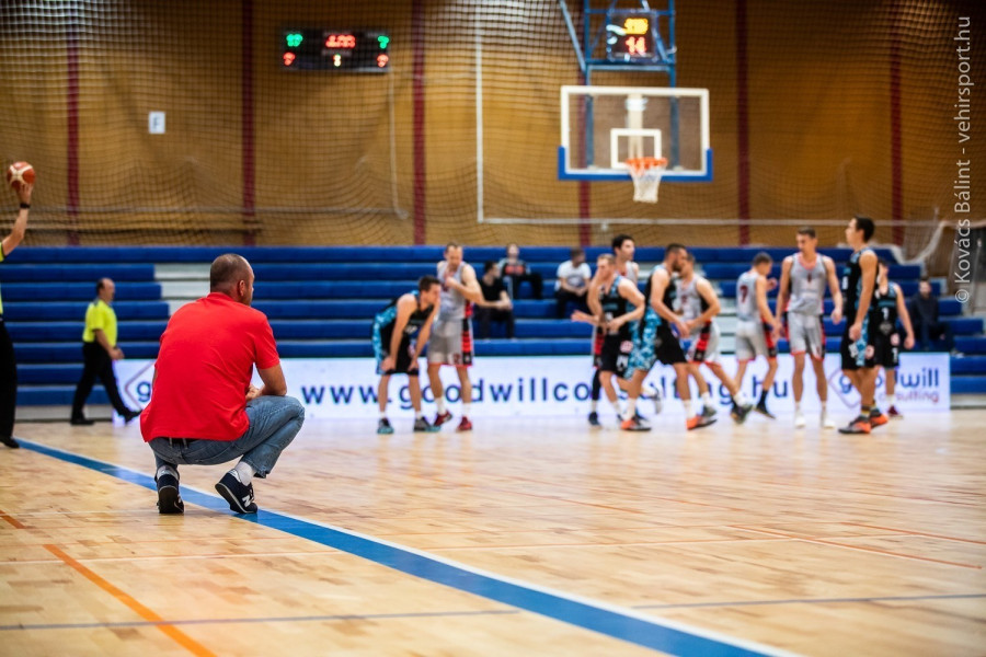 Mérész Csaba vezetőedző mindent megtesz annak érdekében, hogy kisegítse csapatát a gödörből (Archív fotó)