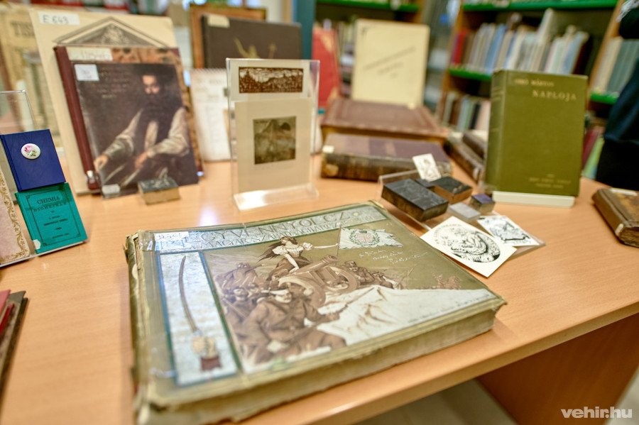 Jókai maga állította össze ezt a könyvet. Háttérben a mini könyvek 