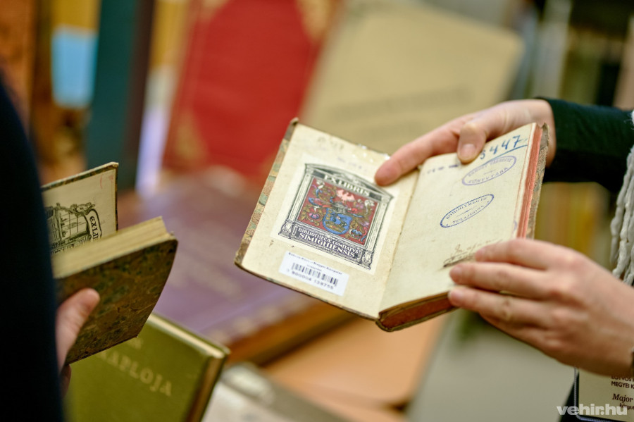 Ex libris: Ha akarjuk, még ma is megjelölhetjük ilyen díszesen a saját könyveinket