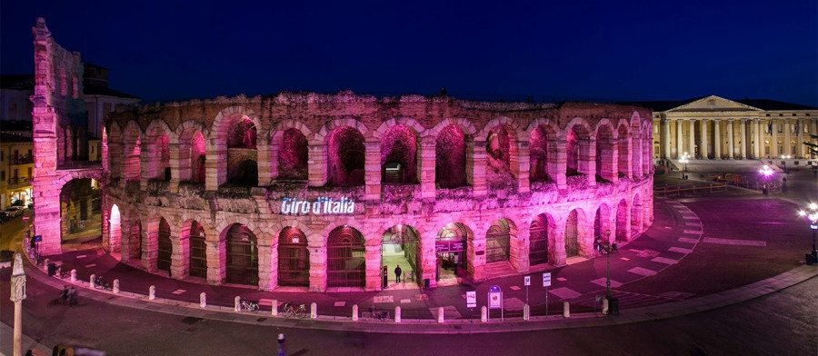 A Giro d'Italia alatt a veronai arénais rózsaszínbe öltözik (fotó: LaPresse)