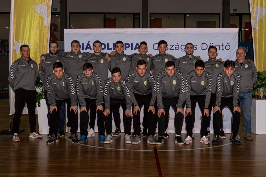 A győztes füredi csapat tagjai -  álló: Kárpáti Krisztián edző, Szabó Tamás terapeuta, Hegyi Marcell, Lakatos Krisztián, Tóvizi Tamás, Jánosi Tamás, Draskovics Gellért, Seprős Bence, Szász Bálint, Brandt Tamás testnevelő; első sor: Tóth Dániel, Kovács Bence, Kretz Attila, Brandt Balázs, Breuer Marcell, Helmi Fahdle, Mellák Bence