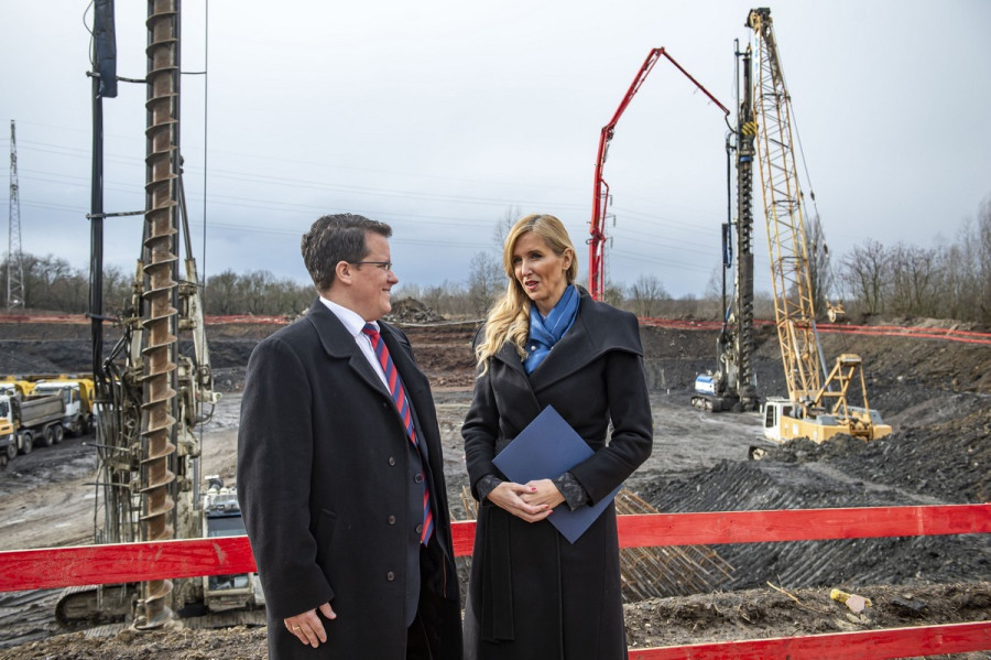 Szabó Tünde, az Emberi Erőforrások Minisztériumának sportért felelős államtitkára és Pafféri Zoltán, a Miniszterelnöki Kormányiroda társasági portfólióért felelős helyettes államtitkára a Tatabányai Multifunkcionális Sportcsarnok ünnepélyes alapkőletételén 2020. január 29-én. MTI/Bodnár Boglárka