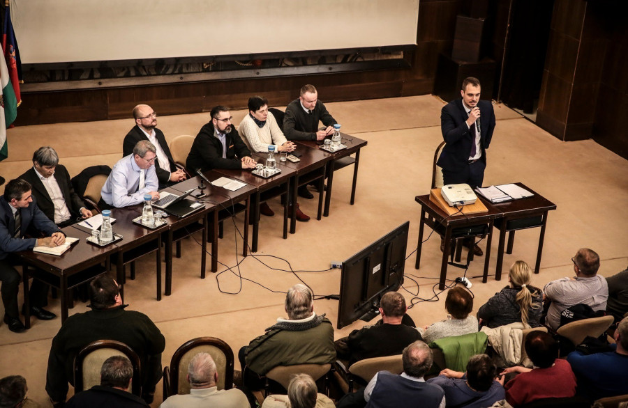 Pálinkás Norbert a V-Busz ügyvezetője felszólal az ellenzéki közmeghallgatáson