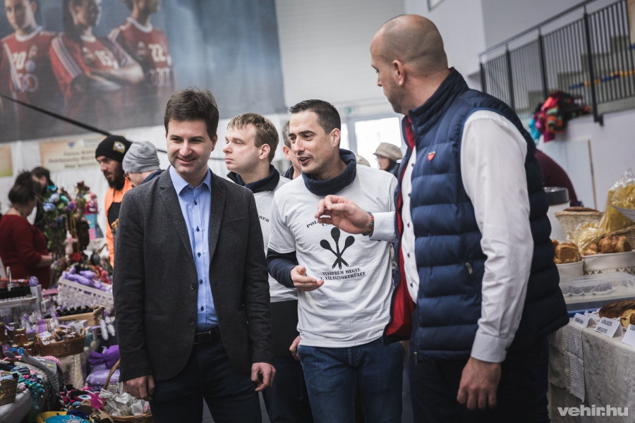 Dr. Janó Márk közigazgatási államtitkár (balra), Ovádi Péter országgyűlési képviselő (középen) és Sövényházi Balázs Nemesvámos polgármestere (jobbra)