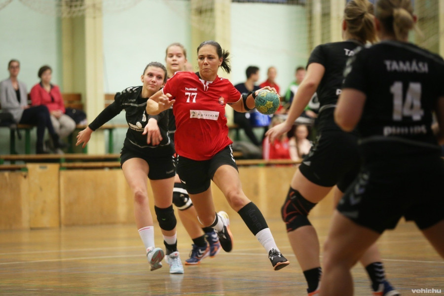 Ács Anna ismét csak hátán cipelte együttesét: az irányító 15 találatot jegyzett a találkozón! (archív fotó)