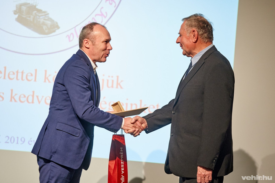 Porga Gyula polgármester a Fegyveres Testületek körzeti Nyugállományúak Klubja Közgyűlésén adta át az elismerést Samu Imrének 2020. február 21-én.