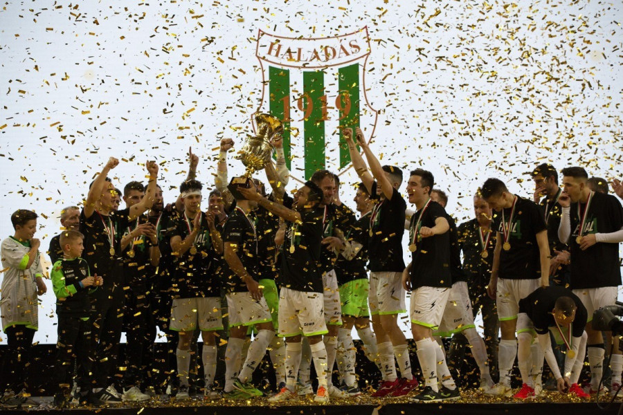 A győztes szombathelyi Haladás VSE csapat tagjai ünnepelnek, miután a férfi Futsal Magyar Kupa döntőjében 4-2-re legyőzték a Mezei-Vill FC Berettyóújfalu csapatát a szombathelyi Arena Savaria sportkomplexumban 2020. február 23-án. MTI/Varga György 
