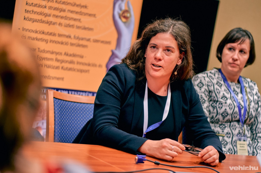 Mike Friderika, Lakatos Zsófia