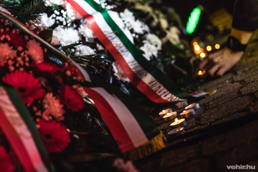 A beszédek után a résztvevők elhelyezték az emlékezés koszorúit