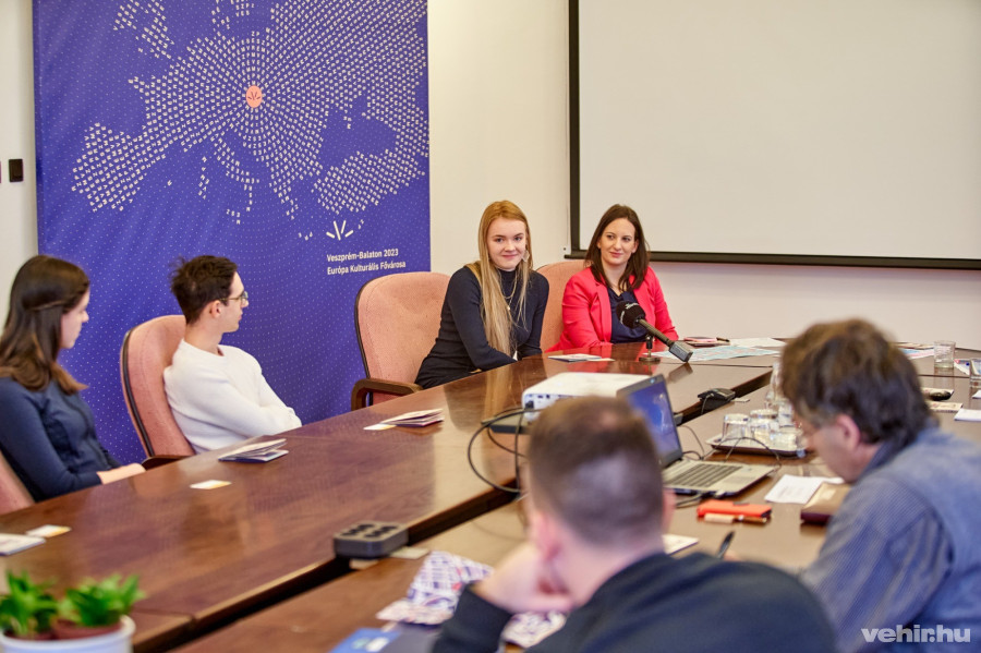 Rózsa Panna (középen, fekete felsőben) és Hegedűs Barbara alpolgármester(j)