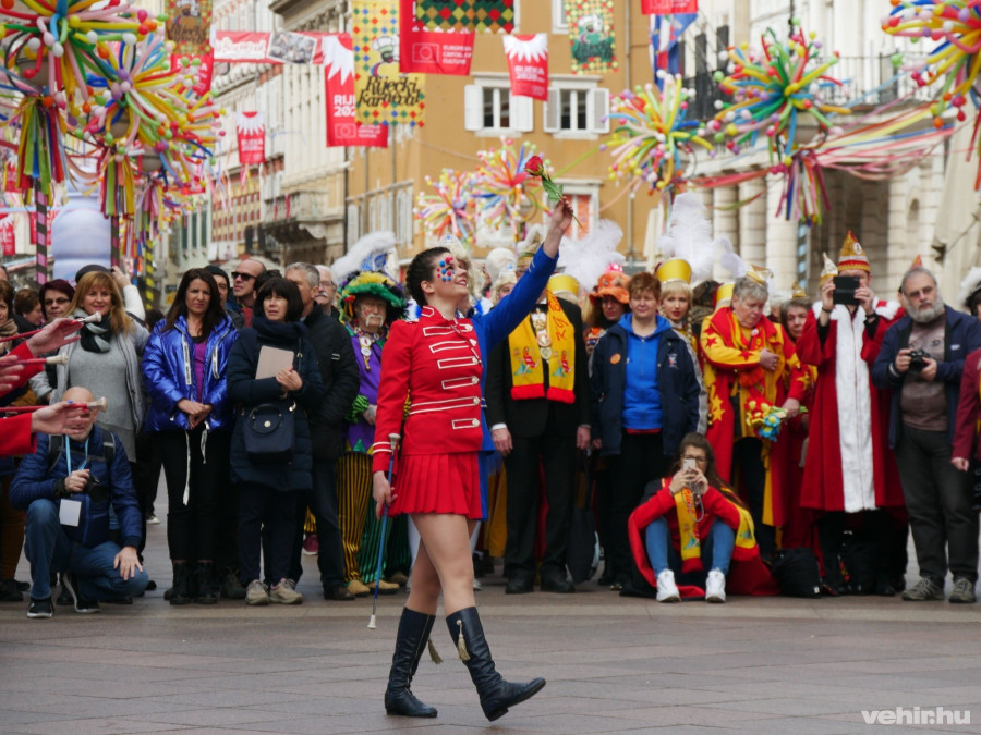 Mazsorettesek fellépésével kezdődött a karnevál
