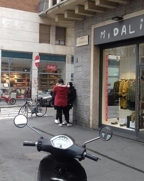 Maszkos fiatalok az utcán (fotó: a szerző)