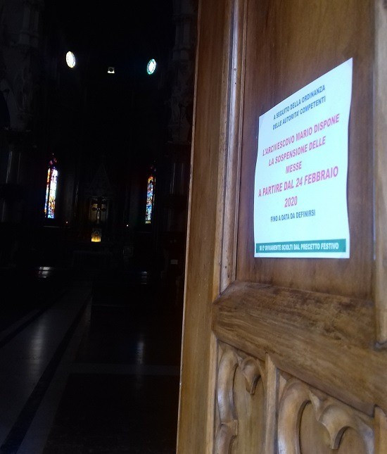 Templomajtó a kiírással, hogy február 24-től a misék fel vannak függesztve (fotó: a szerző)