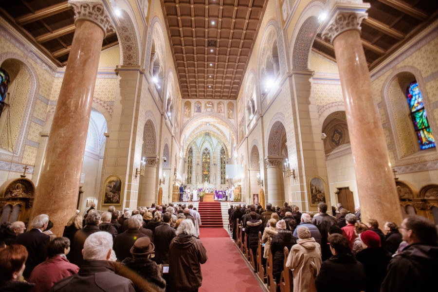 A templomokban is ügyelnek a higiéniára (illusztráció)