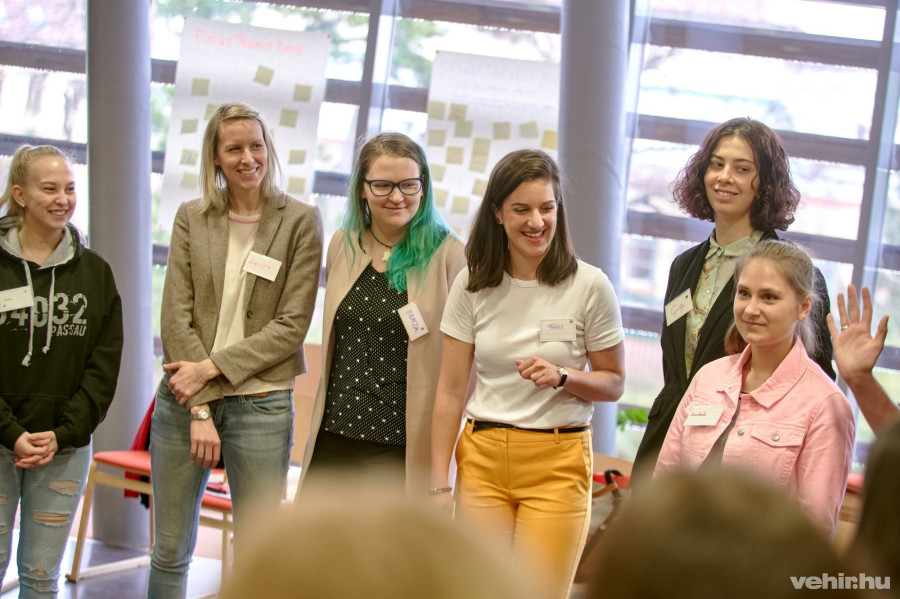 Bobák Fanni középen, fehér felsőben