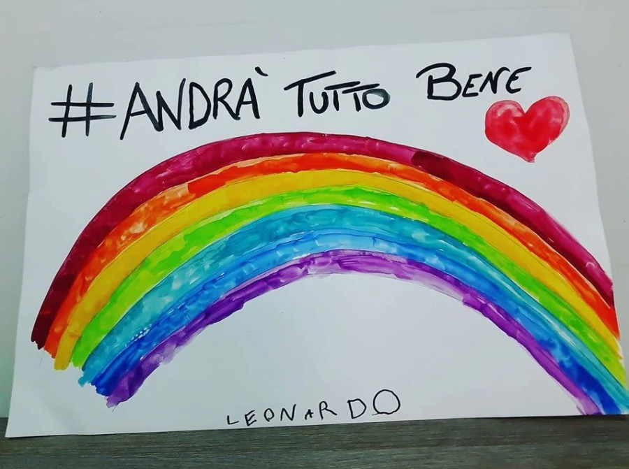 Az olasz házak ablakában ilyen és ehhez hasonló feliratok jelzik, hogy továbbra is próbálnak optimisták maradni az emberek. A szöveg jelentése: Minden rendben lesz