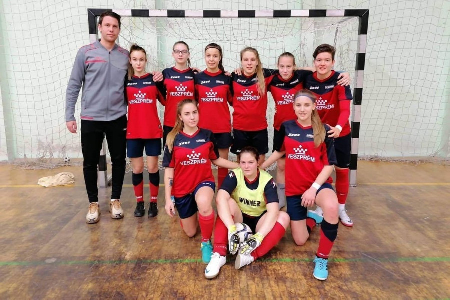 Csizmadia Zsófia (az álló sorban jobbról az első) a Veszprém U19-es csapatának vezére - Fotó: VFC USE