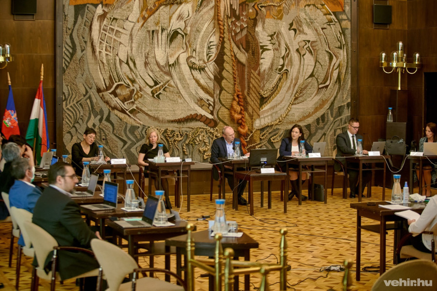 A képviselők a megszokottól eltérően, egy asztal kihagyással ültek egymás mellett a Városháza Kossuth-termében