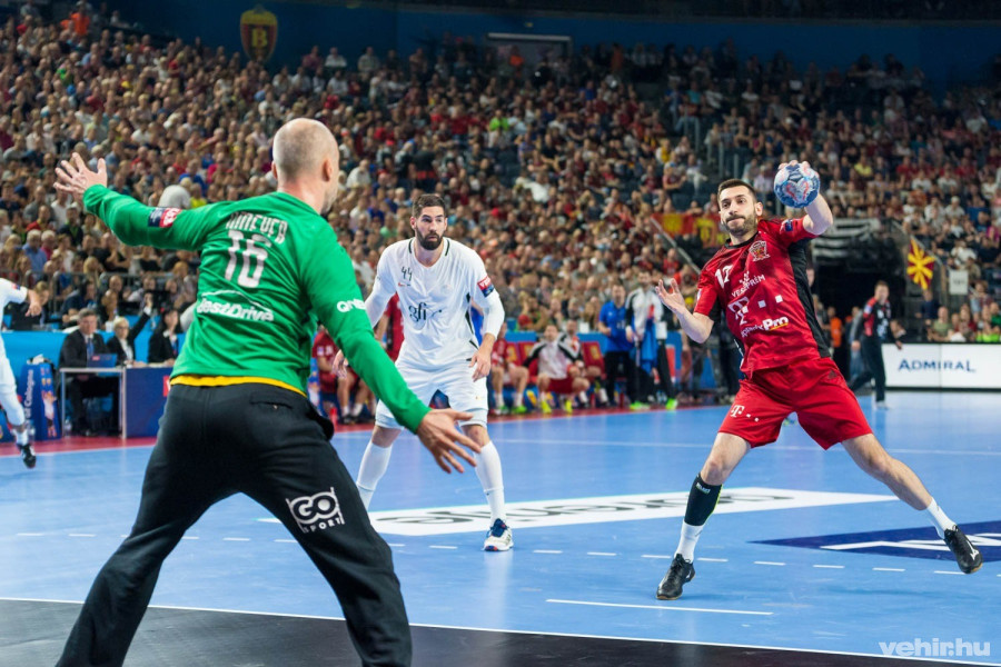 Dragan Gajic hetest dob párizsi Thierry Omeyernek, a háttérben Nikola Karabatic figyel - Köln (Lanxess Arena), 2017.06.03.