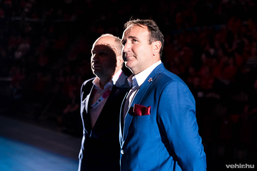 A korábbi közönségkedvenc, leendő szövetségi kapitány Gulyás István a kezdődobás elvégzésére várva - Veszprém Aréna, 2018.10.21.