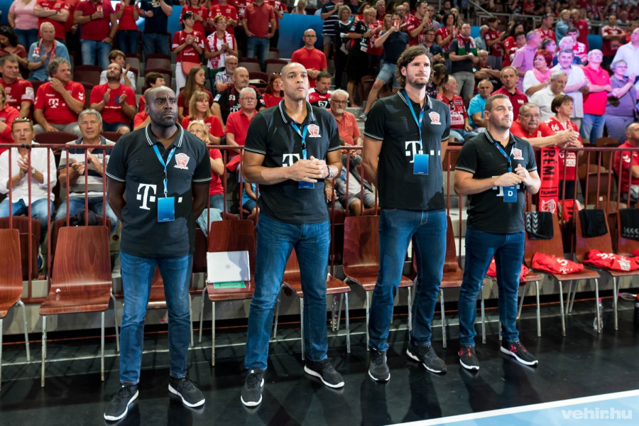 Világklasszisok a kispadnál: David Davis, Carlos Perez edzők, Nagy László sportigazgató mellett Nemanja Vucsics gyúró - Veszprém Aréna, 2019.09.15.