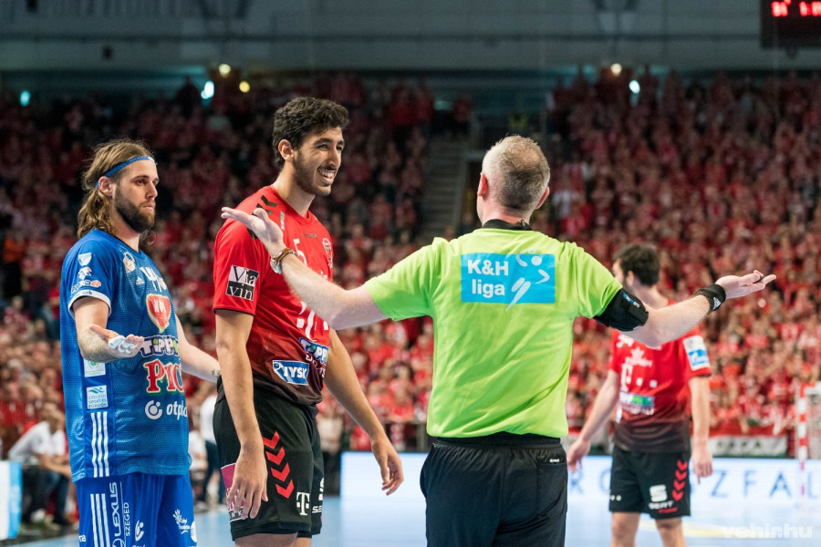 A veszprémi Omar Jahia mosolyogva, a szegedi Dean Bombac hitetlenkedve veszi tudomásul a játékvezetői ítéletet - Veszprém Aréna, 2019.12.07.