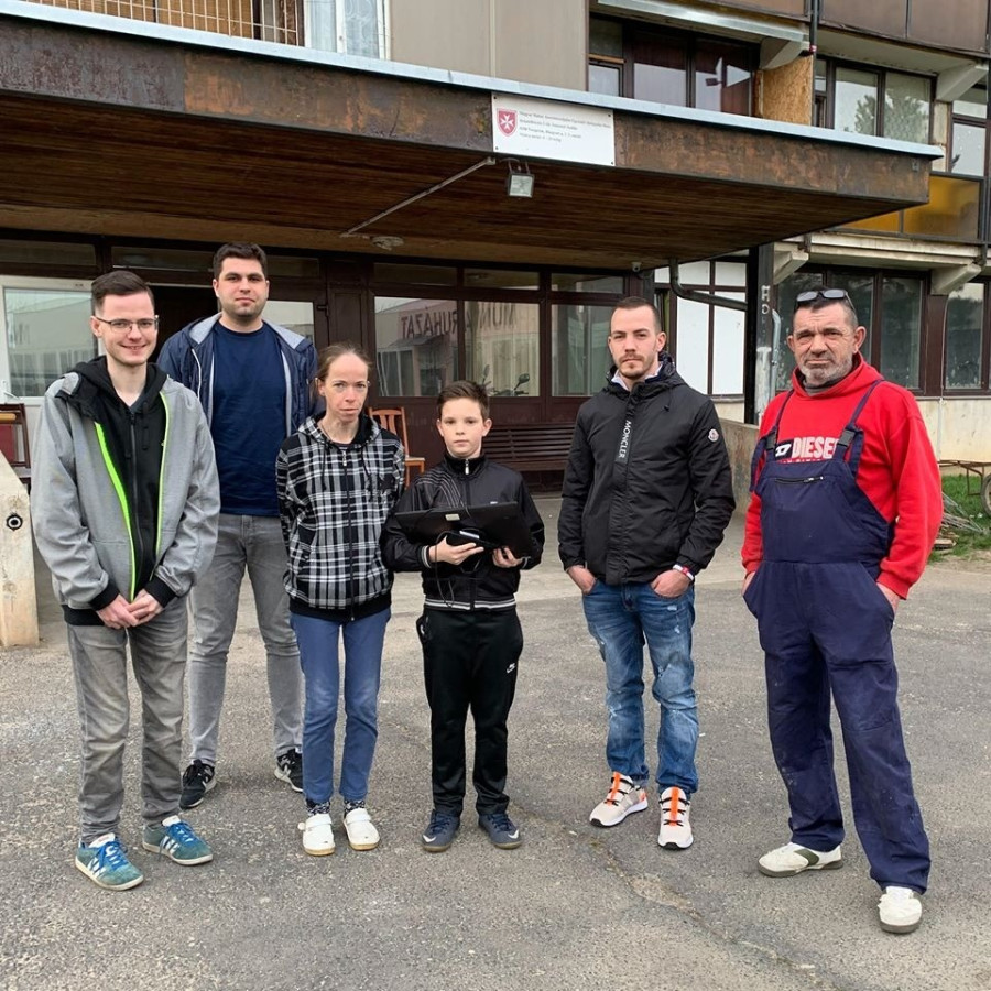 Laptopfelajánlás is érkezett, amit az önkéntesek átadtak a rászoruló családoknak (fotó: Szolidáris Akciócsoport Veszprém Facebook)