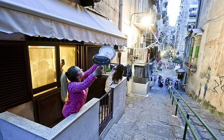 Esténként házi koncerteket adnak az olaszok a karantén idején (fotó: tg24.sky.it)