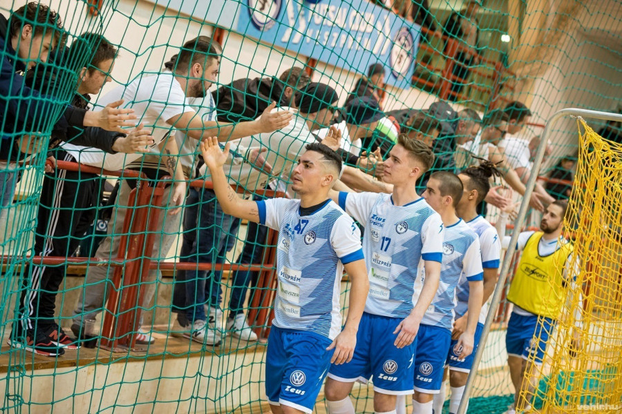 Egyelőre nem tudni, mikor "pacsizhatnak" ismét a veszprémi játékosok és szurkolóik