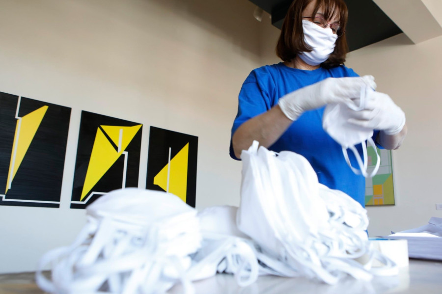 Folyamatos a gyártás és a csomagolás Veszprémben (fotó: Porga Gyula Facebook)