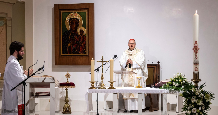 Erdő Péter Bíboros az üres bazilikában (fotó: MTI/Szigetváry Zsolt)