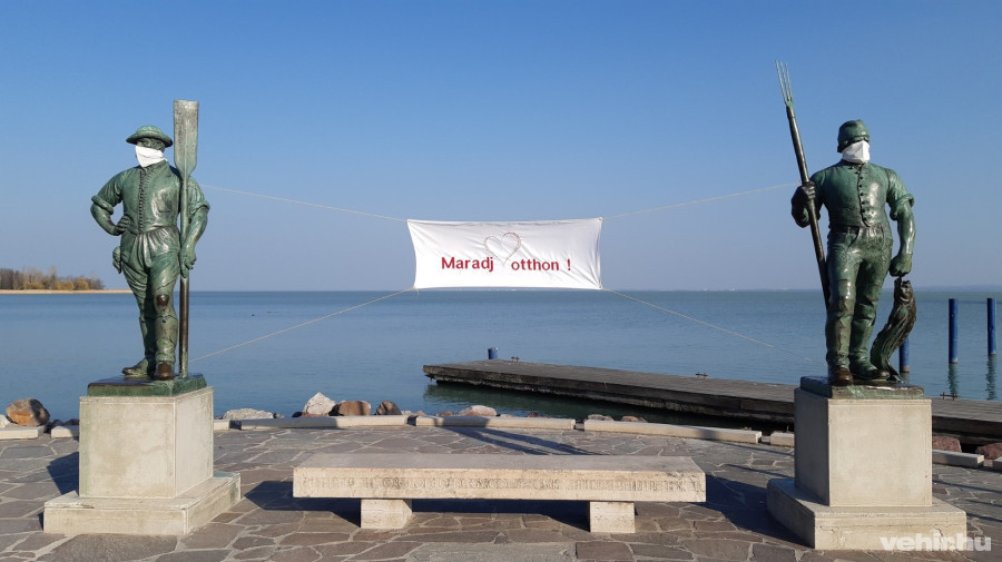 Balatonfüred a turisták egyik legkedveltebb városa, most az öreg szobrok is azt kérik, maradjanak otthon az emberek. (fotó: Zatkalik Dávid)