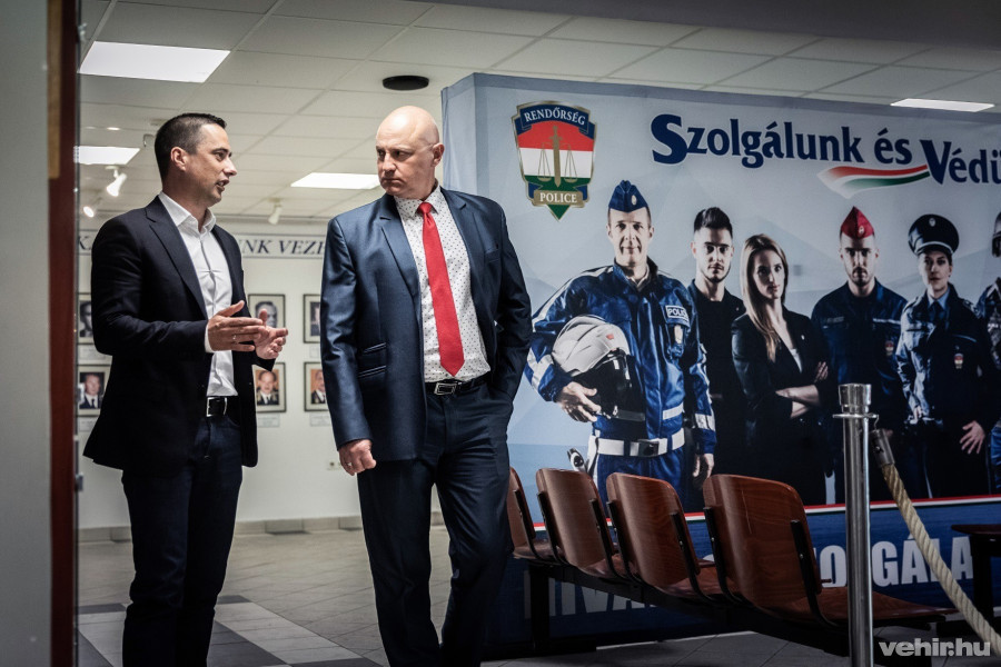 Ovádi Péter országgyűlési képviselő Dr. Fellegi Norbert rendőrkapitánnyal egyeztet