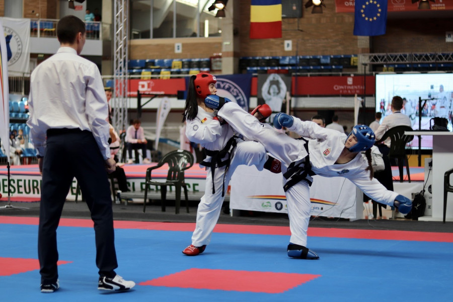 Bécsi Nikolett (kék fejvédővel) nem kíméli riválisait