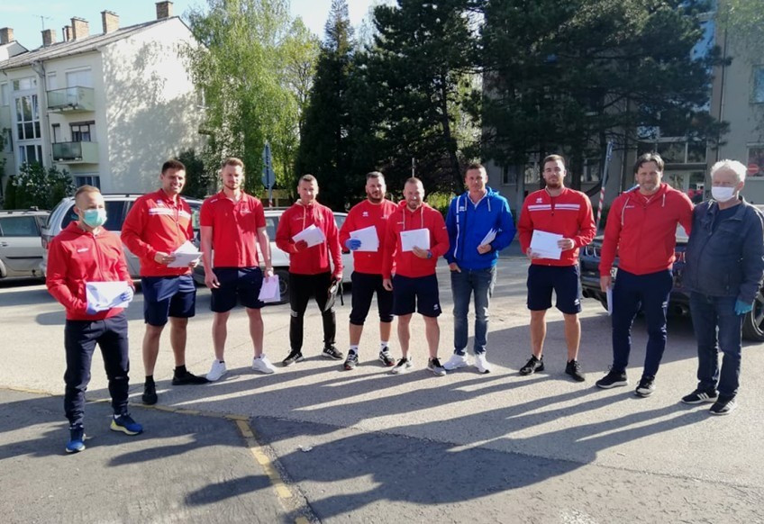 A veszprémi focisták csaknem négyezer maszkot osztottak ki hétfőn - Fotó: veszpremuse.hu